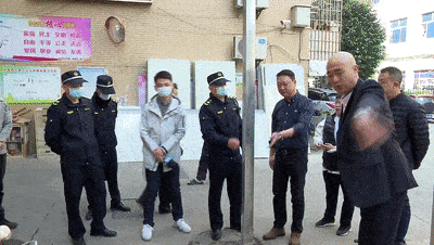 小區(qū)保安亭修繕引風(fēng)波 物業(yè)施工堵路，業(yè)主回家難